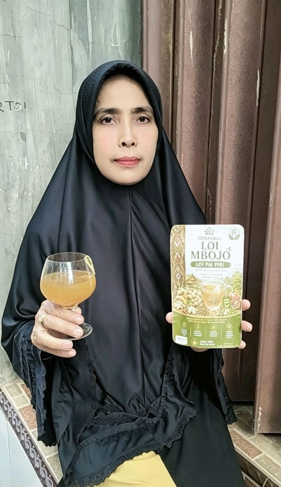 Pengusung HERBABAG menyajikan seduhan Lo'i Pa'i Piri bersama kemasan produk