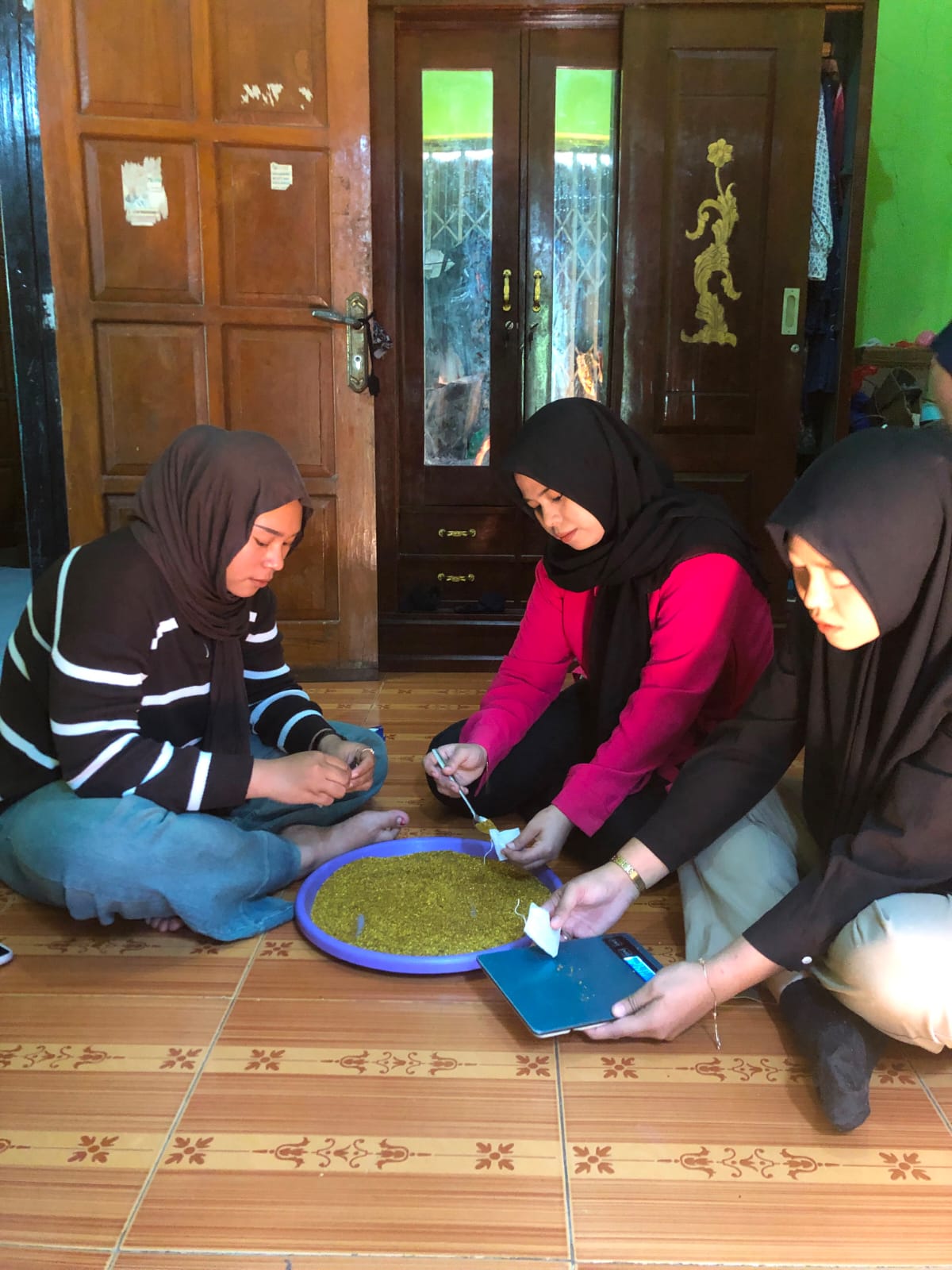 Tim menimbang racikan herbal ke dalam tea bag saat proses produksi