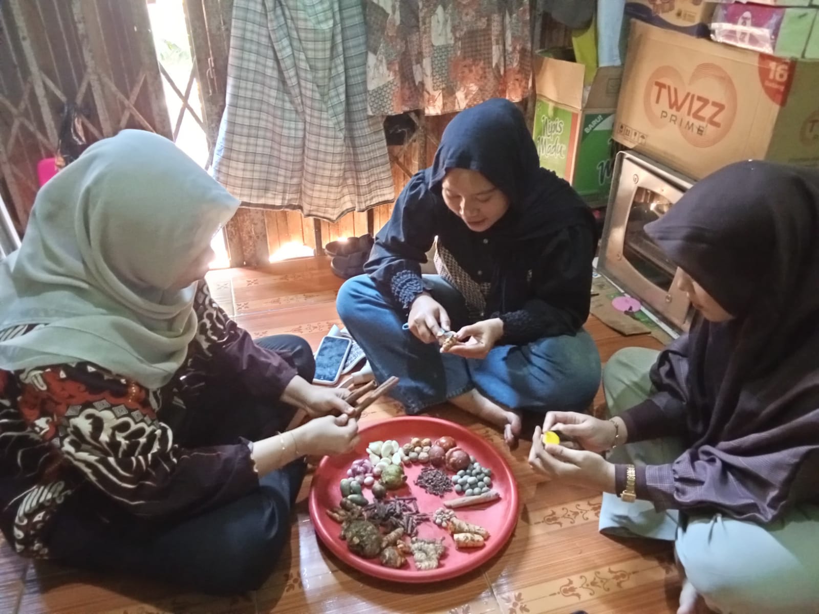 Proses memilah rempah dan rimpang sebelum diracik