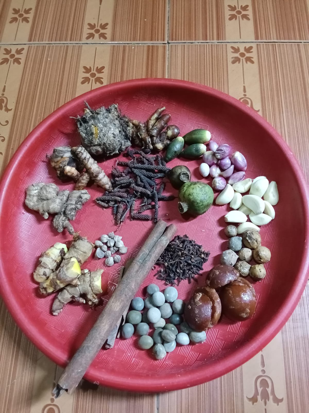 Sebelas bahan rempah dan herbal ditata di atas nampan sebelum diproses