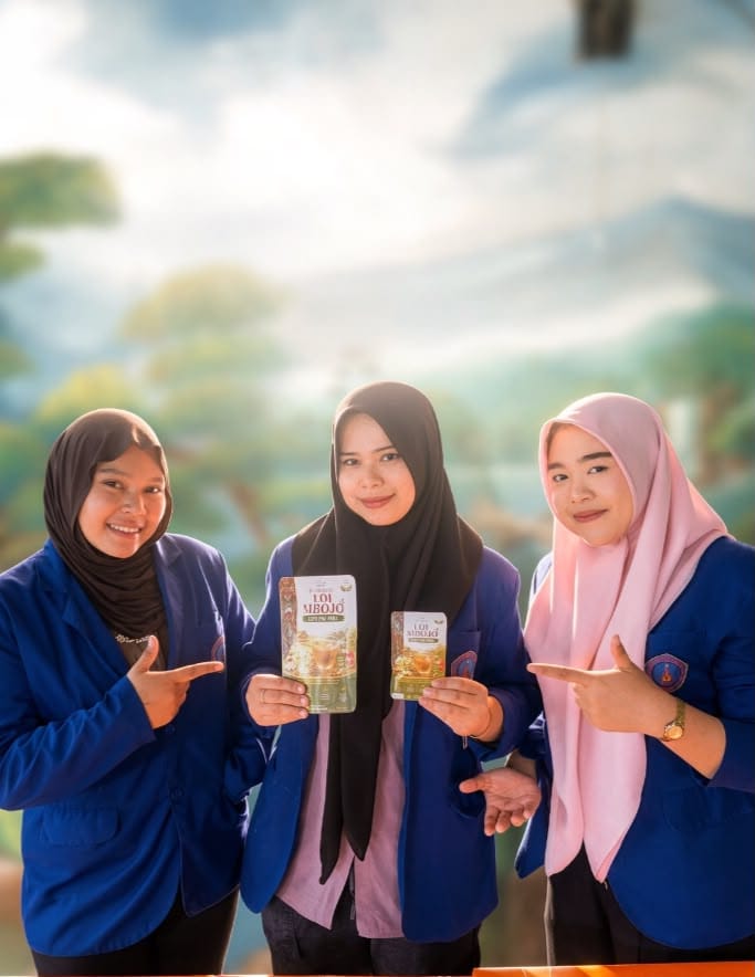 Tim pengembang HERBABAG LO'I MBOJO menunjukkan produk teh herbal